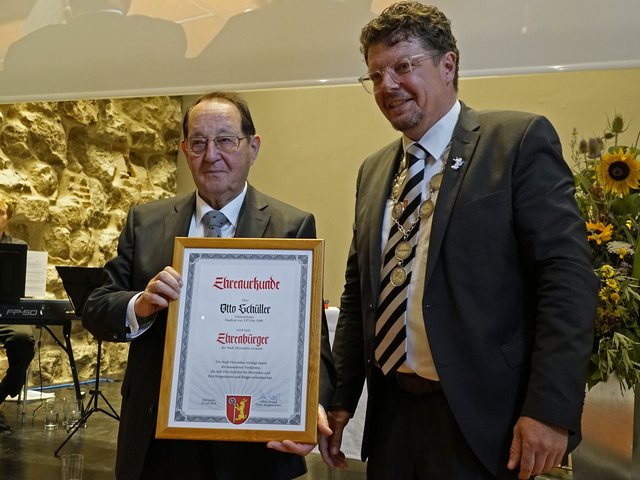 Otto Schüller erhält die Ehrenbürger-Urkunde von Alfons Brandl