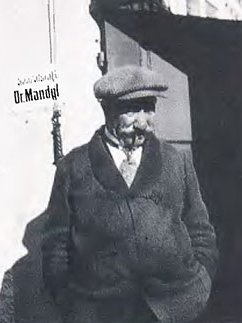 Georg Mandel vor seinem Namensschild